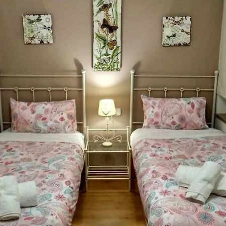 Eduardo Lucena 5, Patios Apartment