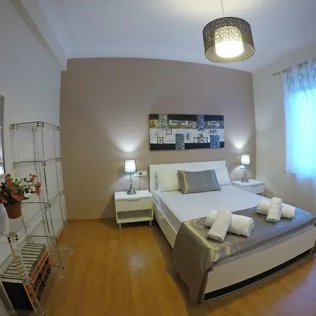 Eduardo Lucena 5, Patios Apartment *
